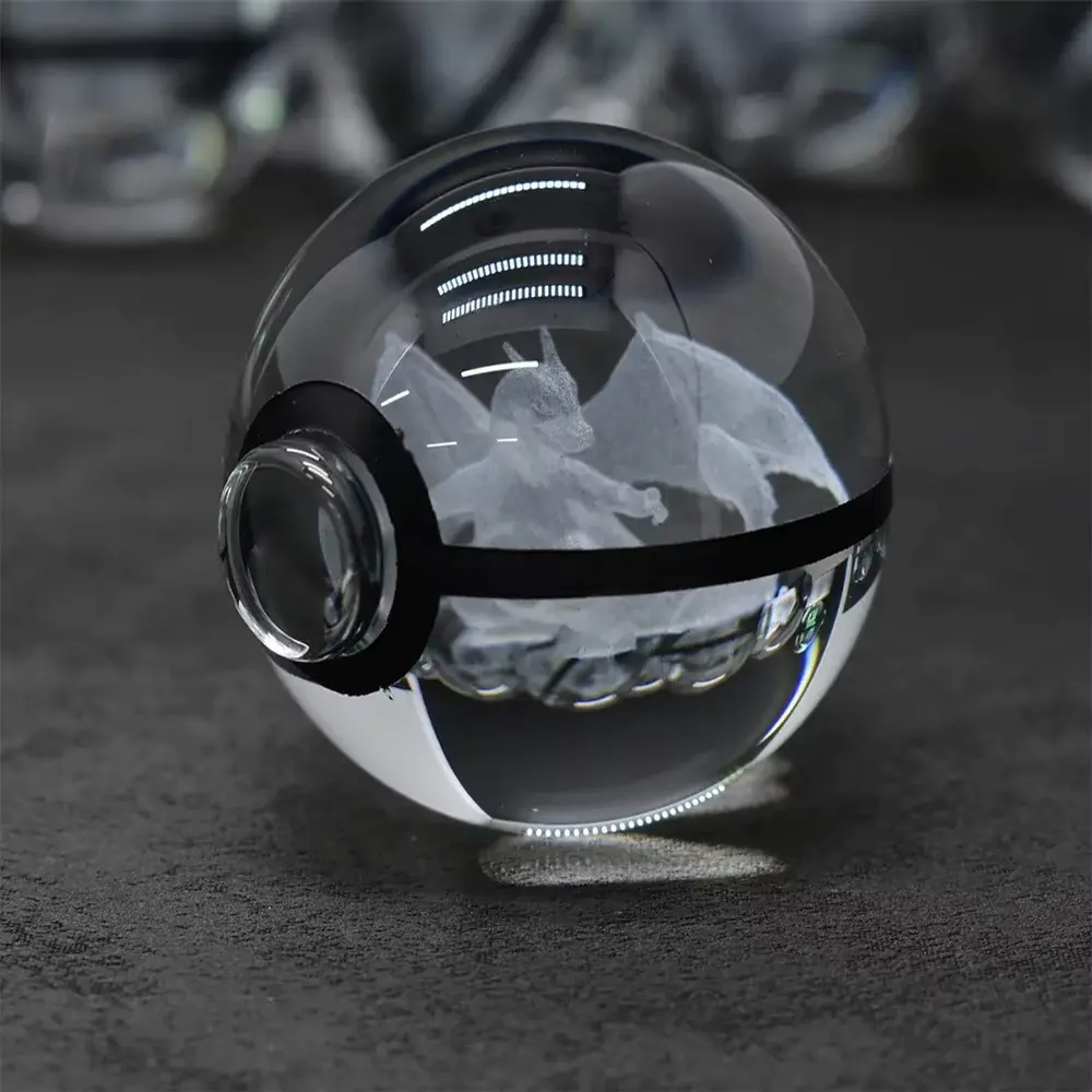 Pokeball en cristal avec dracaufeu à l'intérieur, zoom sur la gravure 3d